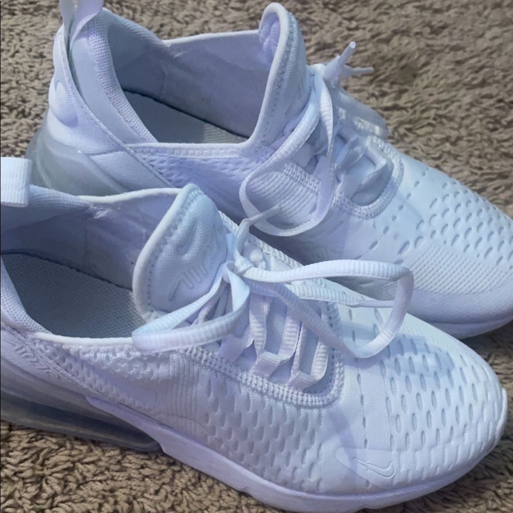 Womens 7 Nike Air Max 270 - look brand new - boys 5.5